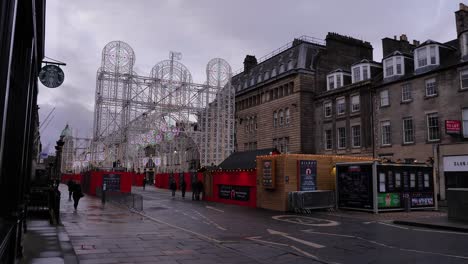 Vista-A-Lo-Largo-De-George-Street-Antes-De-Las-Celebraciones-De-Nochevieja,-Edimburgo,-Escocia