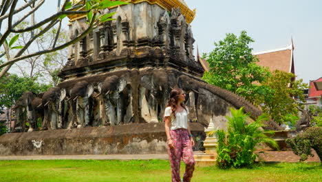 Turista-Caucásico-Morena-Posando-En-El-Templo-Tailandés-De-Chiang-Mai