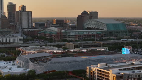 Luftaufnahme-Des-Shell-Energy-Stadium-Und-Des-Minute-Maid-Park,-Sonnenaufgang-In-Houston