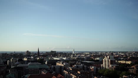 Timelapse-De-La-Ciudad-De-Malmö,-Vista-Desde-La-Azotea-Frente-A-Oresund---Malmö,-Suecia