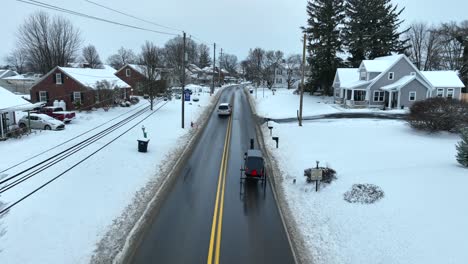 Amische-Pferdekutsche-In-Einer-Verschneiten-Stadt,-Geschlechtsverkehr,-Pennsylvania,-Amish-Land