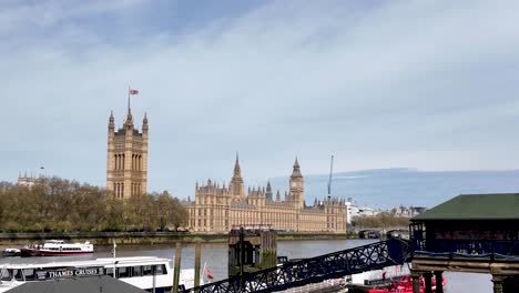 Houses-Of-Parliament-And-Big-Ben-Viewed-From-Albert-Embankment-In-River-Thames,-London,-UK