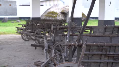 Antike-Hölzerne-Kuhkarren-Im-Petöfi-Schlachthofmuseum-In-Szalkszentmárton,-Ungarn