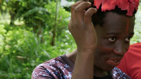 Un-Joven-Negro-Colorea-El-Cabello-Con-Pigmento-De-Semilla-De-Achiote-En-Una-Ceremonia-Cultural-En-La-Selva-Tropical