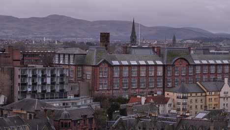 Toma-Distante-De-Edificios-En-Edimburgo,-Escocia.