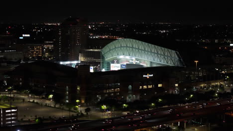 Vista-Aérea-Frente-Al-Parque-Minute-Maid-Iluminado,-Noche-En-Houston,-Estados-Unidos