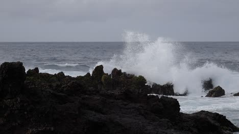 Scenic-Landscape-of-Raging-Ocean-Waves-Crashing-on-Rocks,-Slowmotion