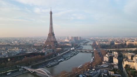 Tour-Eiffel-tower-and-Seine-River,-Paris-in-France
