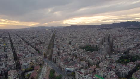 Seitliche-Luftaufnahme-Der-Sagrada-Familia,-Jugendstil-Jugendstil-Architektur-In-Barcelona