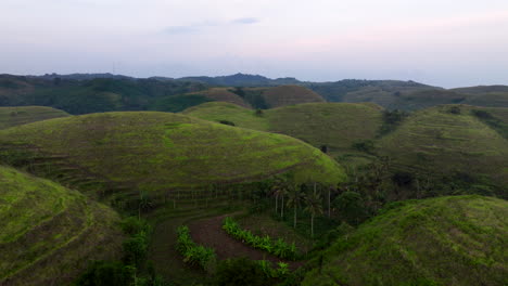 Colina-Teletubbies,-Pintoresco-Pueblo-Paisajístico-De-Karangasem,-Antena