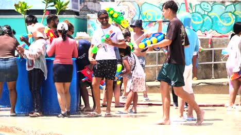 La-Gente-Celebra-El-Festival-Del-Agua-Songkran-Cada-Año-En-Abril