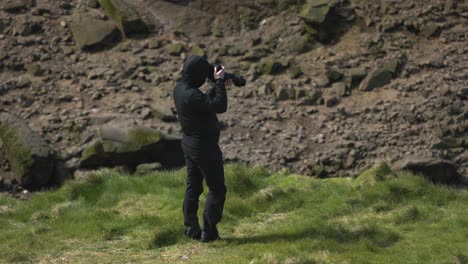 Nahaufnahme-Eines-Fotografen,-Der-Die-Brutzeit-Der-Papageientaucher-Auf-Der-Insel-Lunga-Festhält