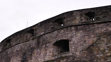 Toma-Detallada-Del-Exterior-Del-Castillo-De-Edimburgo-Que-Muestra-Agujeros-De-Cañón,-Escocia.