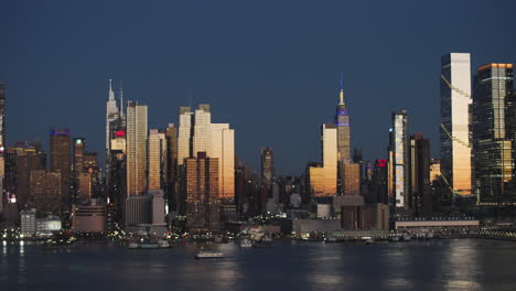 Horizonte-De-La-Ciudad-De-Nueva-York-Con-Puesta-De-Sol-Reflejada-En-Los-Edificios