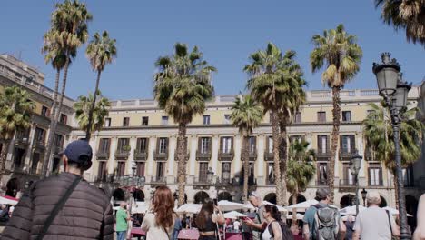 überfüllter-Platz-In-Barcelona-Mit-Touristen-Und-Palmen,-Sonniger-Tag,-Handaufnahme