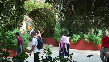 Gente-Caminando-Hacia-El-Jardín-Mediterráneo-En-El-Invernadero-De-Cristal-Más-Grande-Del-Mundo,-El-Invernadero-Con-Cúpula-De-Flores-En-Los-Jardines-Junto-A-La-Bahía,-Toma-Estática