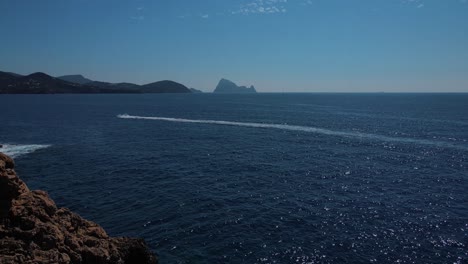 Eine-Wunderschöne-Aussicht-Auf-Das-Meer-Von-Ibiza