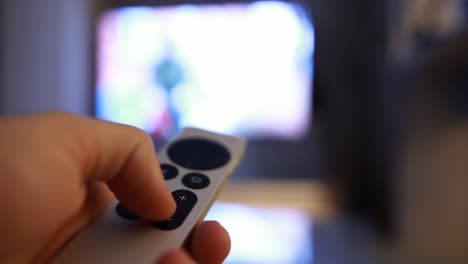 Primer-Plano-De-Un-Hombre-Utilizando-Un-Control-Remoto-De-Apple-TV