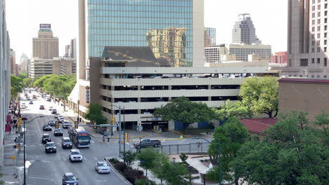 Verkehr-In-Der-Innenstadt-Von-San-Antonio,-Texas,-Am-Henry-B.-Gonzalez-Convention-Center