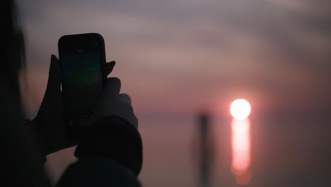 Primer-Plano-De-Una-Puesta-De-Sol-Capturada-Con-Un-Teléfono-En-La-Isla-De-Burano,-Venecia