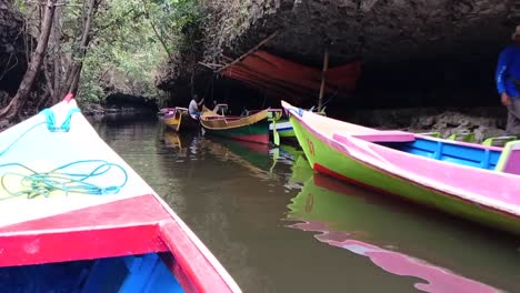 Dutzende-Traditionelle-Boote-Auf-Dem-Fluss-An-Der-Geologischen-Stätte-Im-Dorf-Ramang-Ramang,-Maros,-Südsulawesi