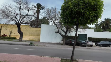 Vista-Del-Tráfico-Y-Del-Casco-Antiguo-De-Fez-En-Marruecos-Desde-La-Ventanilla-Del-Coche-En-El-Norte-De-África