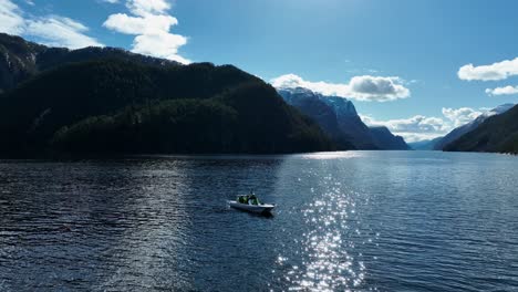 Guía-Turístico-A-Bordo-De-Una-Lancha-Comparte-Información-Sobre-La-Zona-Con-Los-Turistas,-Veafjord-Noruega