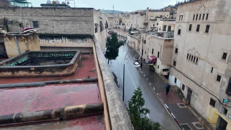 Calle-En-El-Casco-Antiguo-Dentro-De-La-Medina-De-Fez-En-Marruecos-Después-De-La-Lluvia