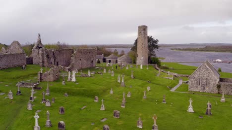 Panorámica-Aérea-Suave-De-Clonmacnoise,-Catedral,-Torres-Redondas-Y-Cruces-Altas.