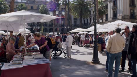 La-Bulliciosa-Calle-Del-Mercado-De-Barcelona-Con-Lugareños-Y-Turistas-Bajo-Sombrillas.