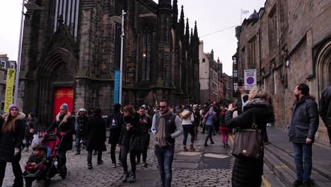 View-up-Castlehill-along-the-Royal-Mile-towards-Edinburgh-Castle,-Edinburgh,-Scotland