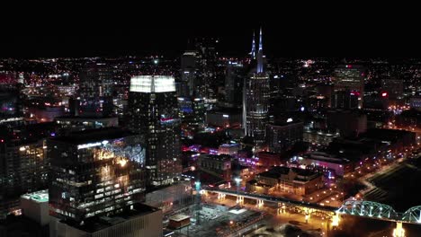 Vista-Aérea-Nocturna-Del-Centro-De-Nashville,-Luces-De-La-Ciudad-De-Tennessee-Capturadas-Con-Drones-En-4k