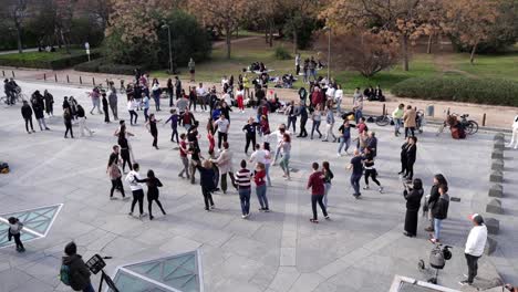 La-Gente-Baila-Al-Son-De-La-Música-En-Las-Calles-De-Valencia,-España.