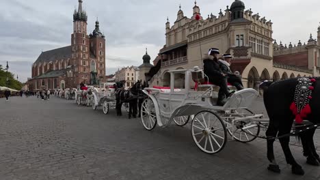 Pferdekutschen-Transportieren-Touristen-In-Krakau