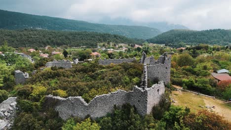 Kemer,-Turquía-20-De-Abril-De-2024:-Vista-Aérea-De-Las-Ruinas-Del-Antiguo-Castillo-Romano-De-Kadrema-Ubicado-En-El-Pueblo-De-Gedelme-Y-La-Cresta-De-La-Montaña-Al-Fondo