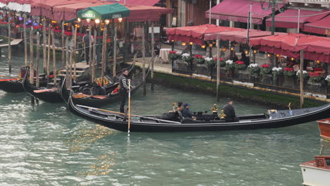 Los-Turistas-Viajan-En-Góndola-Con-Un-Gondolero-En-Venecia,-Italia.