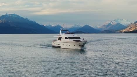 Mittlerer-Luftorbit-Um-Die-Vorderkante-Einer-Yacht-Tour-Kreuzfahrt-Im-Lake-Wakatipu