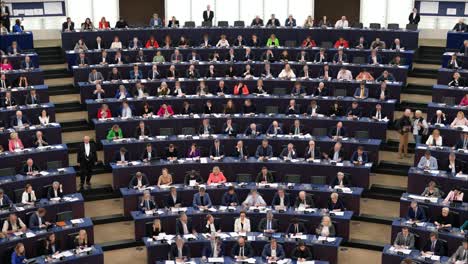 Miembros-Del-Parlamento-Europeo-Que-Asisten-Y-Votan-Durante-La-Sesión-Plenaria-De-La-UE-En-Estrasburgo,-Francia---Lapso-De-Tiempo