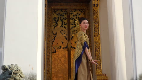 Thailändisches-Mädchen-In-Traditioneller-Tracht-Posiert-Am-Eingang-Eines-Tempels-In-Bangkok