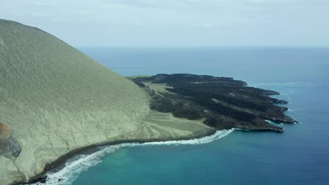 Escarpados-Acantilados-Con-Pendiente-A-Zarcillos-Rocosos-En-Forma-De-Abanico-De-San-Benedicto-Islas-Revillagigedo-México