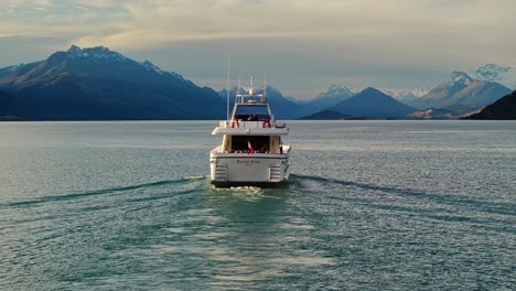 Retrovisor-Del-Barco-Turístico-En-Yate-En-El-Lago-Wakatipu-Al-Atardecer