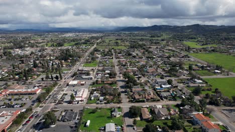 Vista-Aérea-De-Murrieta,-California:-Una-Escena-Pintoresca-Que-Captura-Casas-Residenciales,-La-Vida-Suburbana-Y-Montañas-Distantes,-Mostrando-La-Belleza-De-La-Vida-Suburbana-En-Medio-De-Paisajes-Naturales.