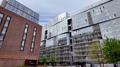 Edificios-De-Desarrollo-Empresarial-En-La-Central-Eléctrica-De-Battersea-En-Londres---Plano-Amplio