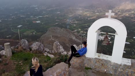 Wanderer-Sitzen-Auf-Dem-Berggipfel-Und-Genießen-Den-Epischen-360-Grad-Ausblick-Hoch-über-Der-Felsigen-Klippe