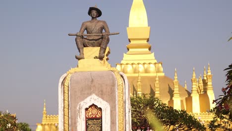 Estatua-Frente-A-La-Estupa-Dorada-Pha-That-Luang-En-Vientiane,-Laos