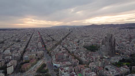 Weite-Aufnahme-Der-Sagrada-Familia,-Der-Berühmten-Kirche-Des-Architekten-Gaudí-In-Barcelona