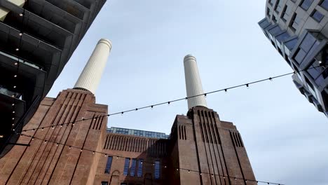 Blick-Nach-Oben-Auf-Die-Berühmten-Schornsteintürme-Im-Kraftwerk-Battersea-In-London,-Großbritannien---Niedriger-Winkel