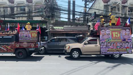 Ein-Box-Event-Truck-Mit-Plakaten-Und-Anzeigen-Auf-Beiden-Seiten-Mit-Personen,-Die-Das-Bevorstehende-Box-Event-In-Phuket,-Thailand-Ankündigen