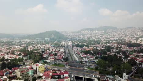 Drone-Volador-Sobre-Una-Ciudad,-Pueblo,-Tráfico,-Automóviles