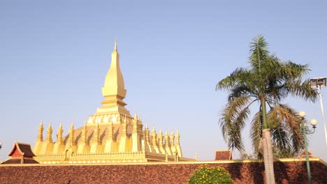 Goldene-Stupa-Pha-That-Luang,-Buddhistischer-Tempel-In-Vientiane,-Laos